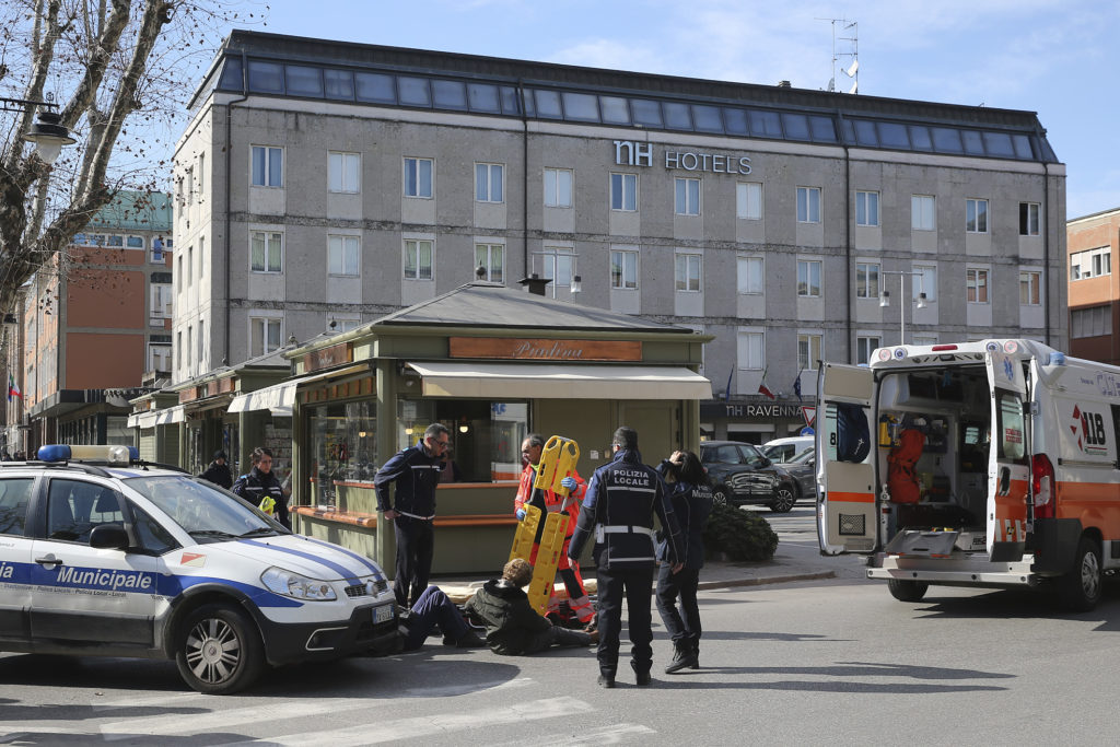 RAVENNA 25/02/2019. INCIDENTE IN VIALE FARINI. Auto Della Polizia Municipale Investe Una Coppia Di Anziani Sulle Strisce Pedonali