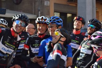 Davide Cassani Selfie Con I Ciclisti Della Cicli Copparo