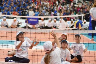 Bimbi Col Sitting A Volley Insieme