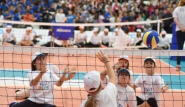 Bimbi Col Sitting A Volley Insieme
