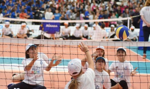 Bimbi Col Sitting A Volley Insieme