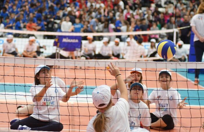 Bimbi Col Sitting A Volley Insieme