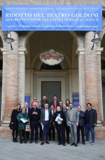 Foto Di Gruppo Davanti Al Teatro Goldoni