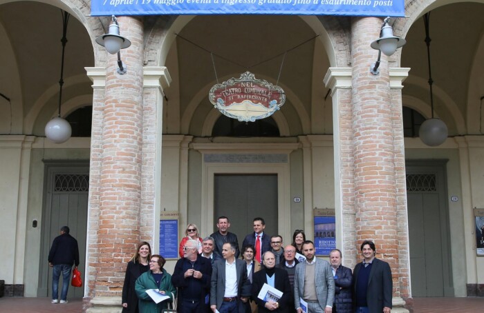 Foto Di Gruppo Davanti Al Teatro Goldoni I