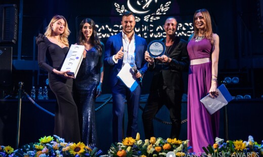 La premiazione di Dj Mitch (il secondo da destra)