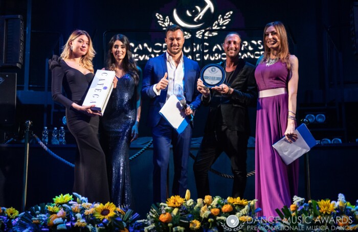 La premiazione di Dj Mitch (il secondo da destra)