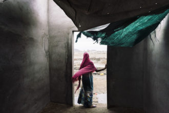 Una delle foto del reportage in Yemen con cui Lorenzo Tugnoli ha vinto il Pulitzer e il World Press Photo. Una donna sulla porta di una casa senza tetto dove vive con la famiglia dopo la fuga dal paese natale di Al-Jarahi (credit Washington Post/Contrasto)