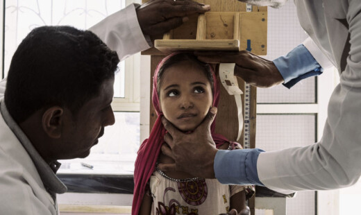 Una delle foto del reportage in Yemen con cui Lorenzo Tugnoli ha vinto il Pulitzer e il World Press Photo. Una bimba di 10 anni visitata in una clinica di Aslam: è denutrita ma non ancora in pericolo di vita e quindi non può essere ricoverata (Dicembre 2018, credit Washington Post/Contrasto)