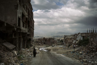 Una delle foto del reportage in Yemen con cui Lorenzo Tugnoli ha vinto il Pulitzer e il World Press Photo. Gli edifici distrutti nella zona di Al-Jahmaliya a Taiz (25 novembre 2018, Washington Post/Contrasto)