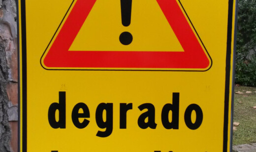 Cartello 'degrado Da Radici'