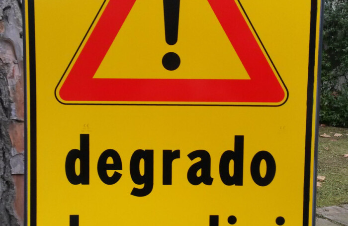 Cartello 'degrado Da Radici'