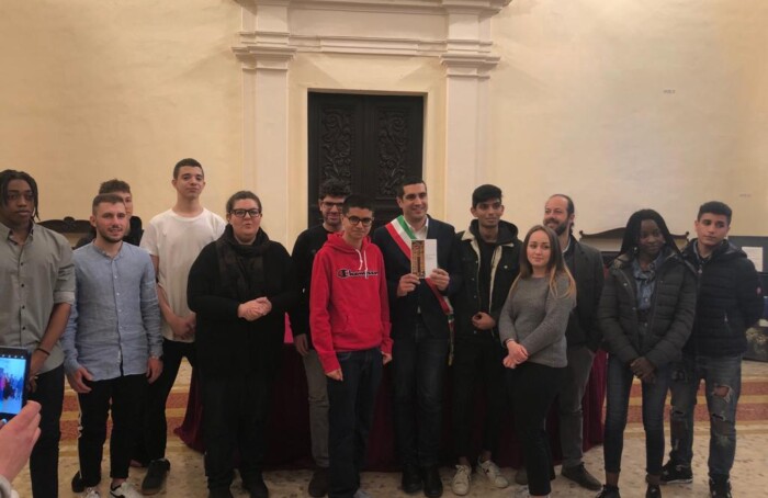 La cerimonia in municipio