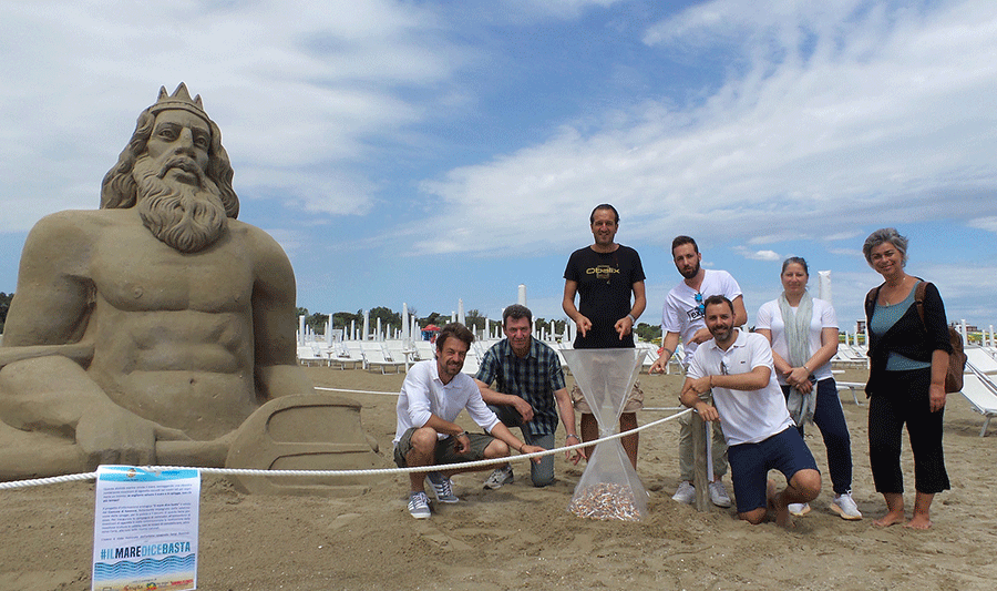 scultura mozziconi sigarette spiagge