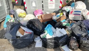 Abbandoni In Piazza U. La Malfa A S. Agata Sul S. (03 09 19)