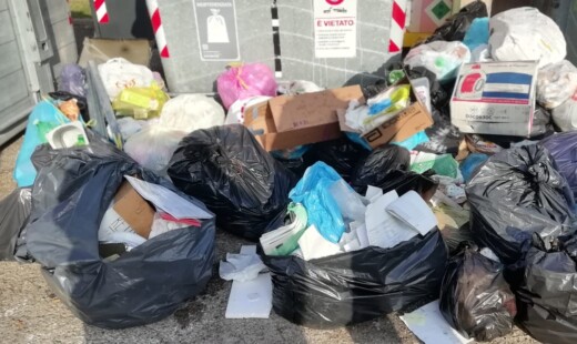 Abbandoni In Piazza U. La Malfa A S. Agata Sul S. (03 09 19)
