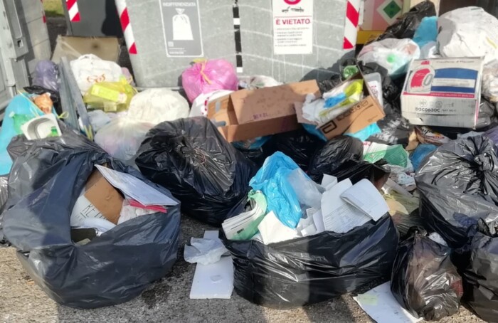 Abbandoni In Piazza U. La Malfa A S. Agata Sul S. (03 09 19)