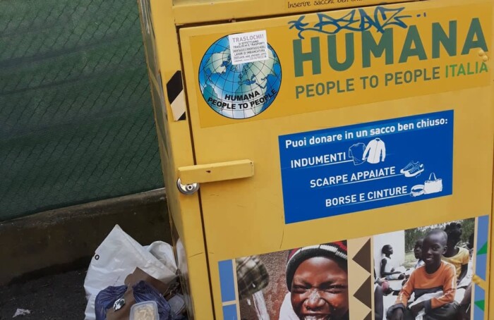 Alimenti Integri A Terra Vicino Ai Cassonetti