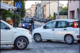 Parte Di V. San Mama Senza Ciclopedonale. Ciclista Disperata