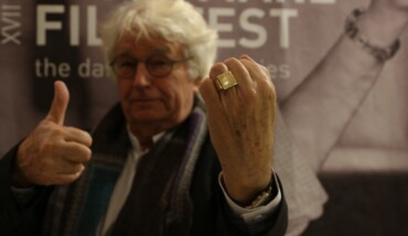 Annaud con l'Anello ricevuto dal Nightmare Film Fest