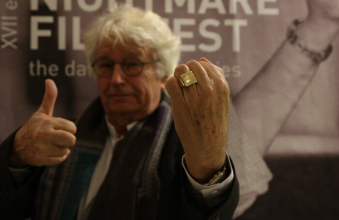 Annaud con l'Anello ricevuto dal Nightmare Film Fest