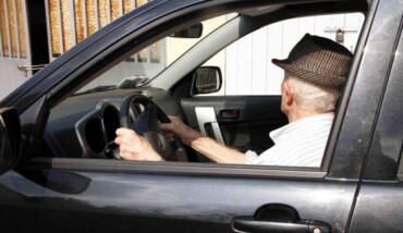 Anziano Guida Auto