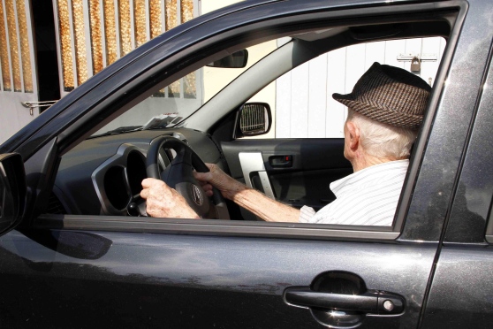 Anziano Guida Auto