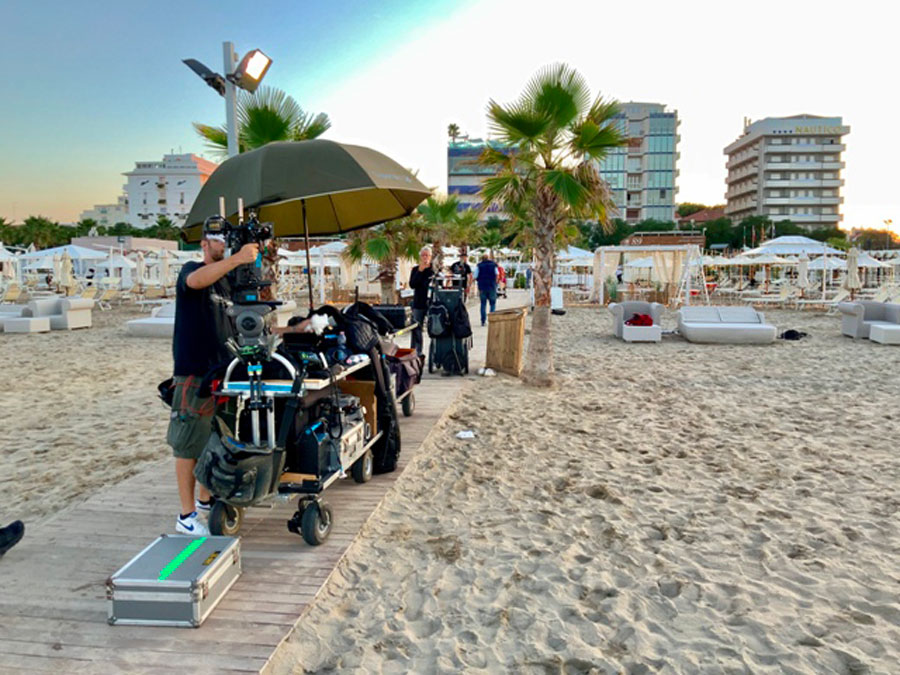 "Sotto il sole di Riccione" diventa un film. Sceneggiato da Vanzina