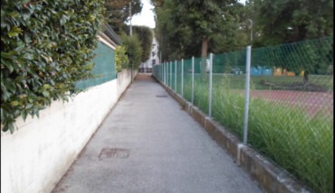 Stradello Che Fiancheggia La Scuola Camerani Mancante Dei Lampioni Per La Notte