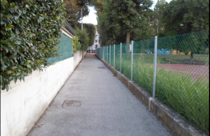 Stradello Che Fiancheggia La Scuola Camerani Mancante Dei Lampioni Per La Notte