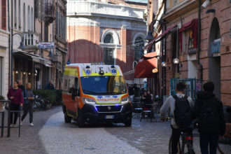 2 CANI SCAPPATI DA CASA AGGREDISCONO COPPIA DI TURISTI TEDESCHI IN CENTRO A RAVENNA CON CAGNOLINO