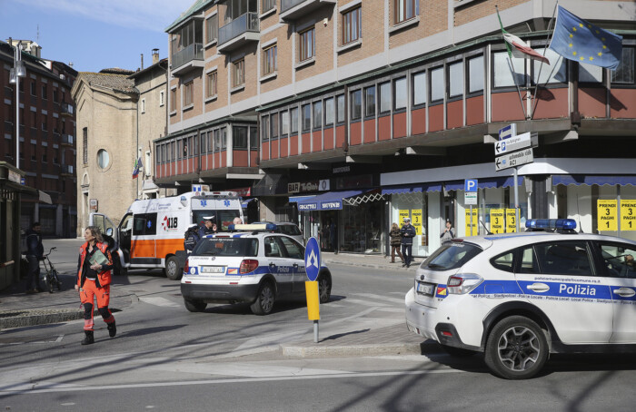RAVENNA 25/02/2019. INCIDENTE IN VIALE FARINI. Auto Della Polizia Municipale Investe Una Coppia Di Anziani Sulle Strisce Pedonali