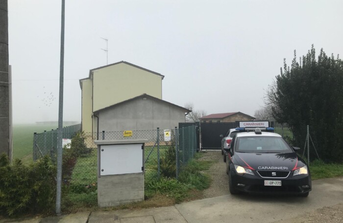 I carabinieri nella casa dell'omicidio