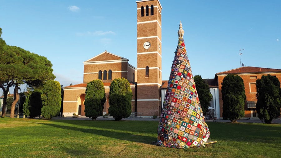 Uncinetto Natale.Ecco L Albero Di Natale Fatto All Uncinetto Anche Da Una 93enne