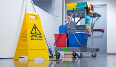Chariot D'entretien Dans Un Bureau Et Signalisation