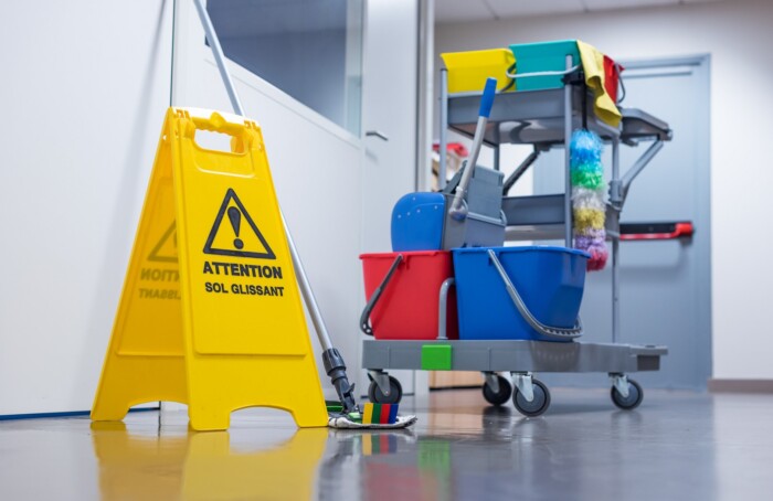 Chariot D'entretien Dans Un Bureau Et Signalisation