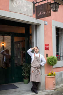 Gianluca Gorini all'entrata del suo ristorante a San Piero in Bagno. Il locale occupa gli spazi che fino al 2014 erano della Locanda del Gambero Rosso