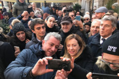 Meloni Selfie Piazza Ravenna