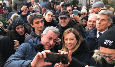 Meloni Selfie Piazza Ravenna