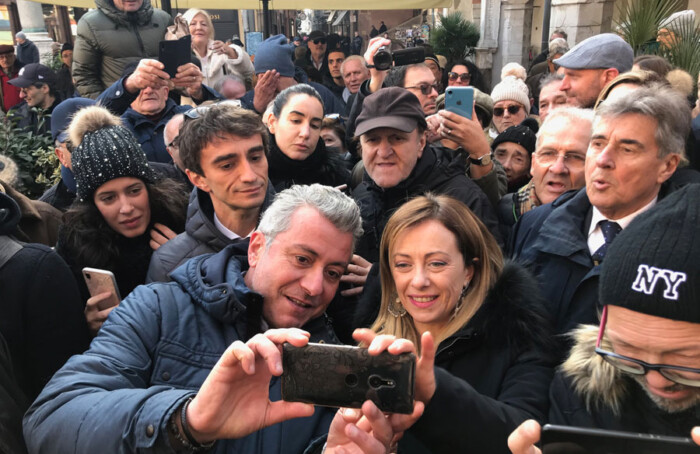 Meloni Selfie Piazza Ravenna