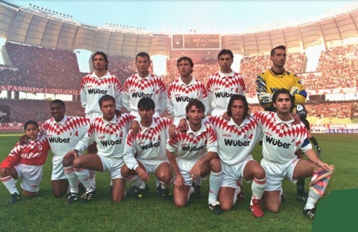 Bari Serie A Ricci Terzo Da Dx Accosciati