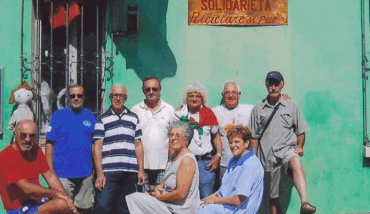 Volontari Davanti Alla Sede