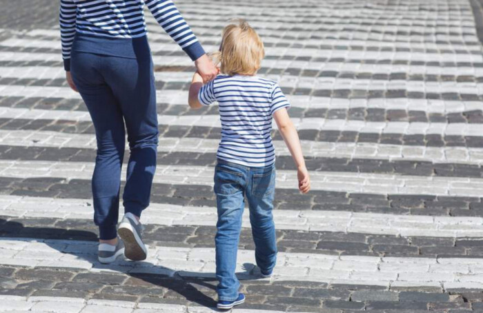 Shutterstock Mamma Figlio Passeggiata 1280x720