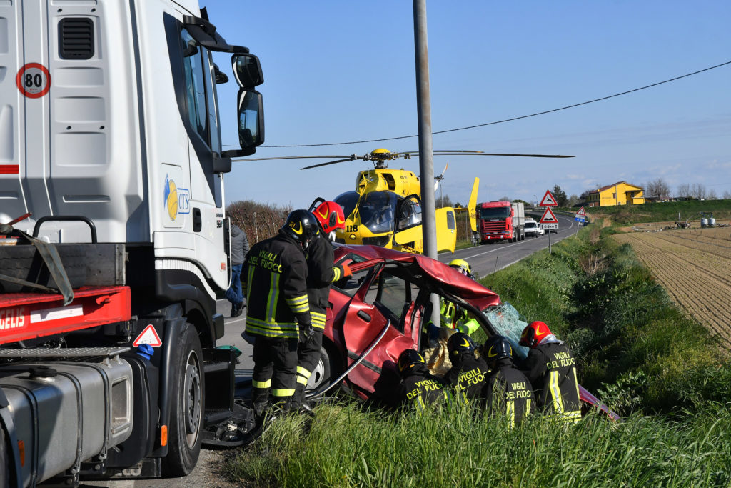 INCIDENTE AUTO CAMION INCROCIO PROVINCIALE PRADA CON VIA CASE VENTE E VIA CORLETO A PRADA (RA)