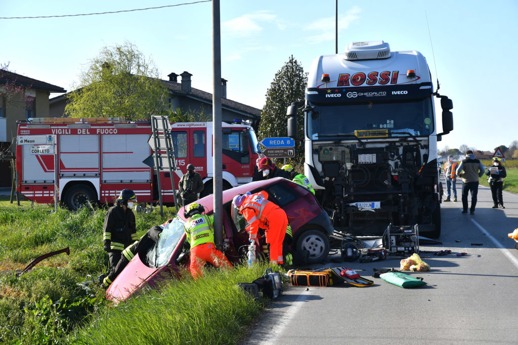 INCIDENTE AUTO CAMION INCROCIO PROVINCIALE PRADA CON VIA CASE VENTE E VIA CORLETO A PRADA (RA)