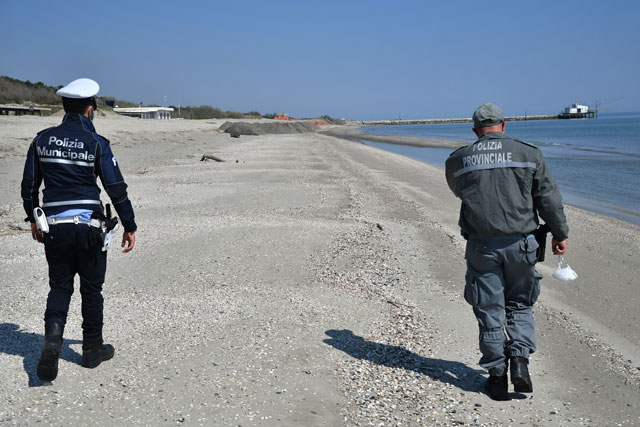 Polizia Controlli Covid Spiaggia