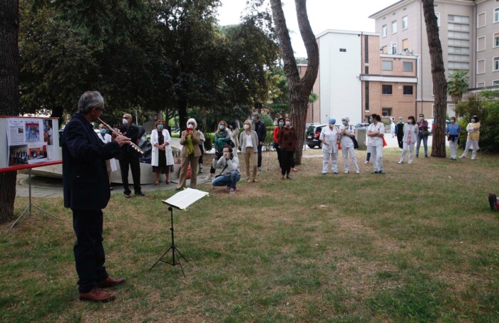 12–05 2020 Ravenna; Emergenza Coronavirus. Ospedale Giornata Delle Infermiere Lions Dante Alighieri Ha Organizzato Insiema Alla Associazione Cnai Un Piccolo Concerto Dedicato Al Personale Tutto Dell’ospedale Di Ravenna . Il Concerto Del Flautista A
