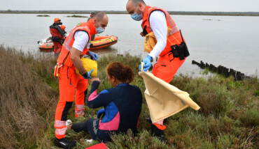 SOCCORSO COPPIA DI VONGOLARI ALLA PIALASSA BAIONA A MARINA ROMEA (RA)