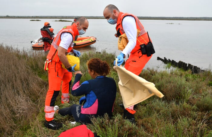 SOCCORSO COPPIA DI VONGOLARI ALLA PIALASSA BAIONA A MARINA ROMEA (RA)