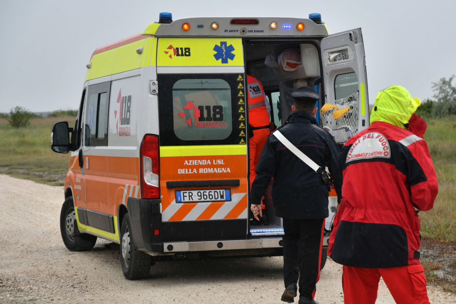 SOCCORSO COPPIA DI VONGOLARI ALLA PIALASSA BAIONA A MARINA ROMEA (RA)