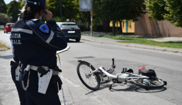 INCIDENTE CICLISTA CON AUTO PIRATA VIA SAN MAMA CON VIA RAVEGNANA A RAVENNA